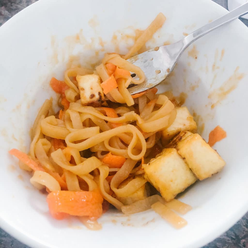 healthy 15-minute rice noodles with tofu and carrots