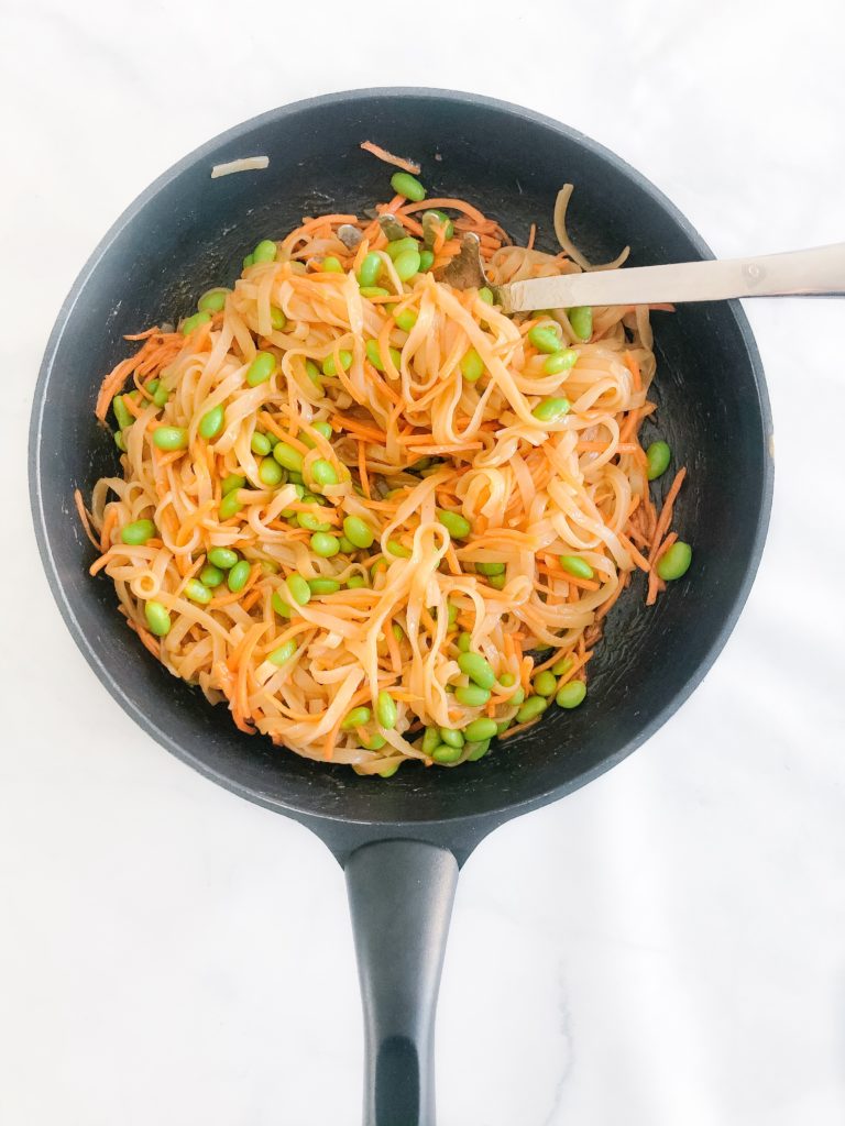 healthy 15-minute rice noodles with edamame and carrots