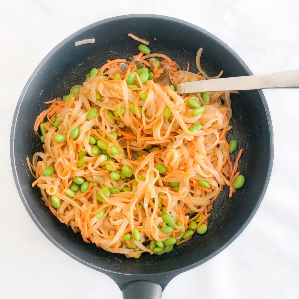 healthy 15-minute rice noodles with edamame and carrots
