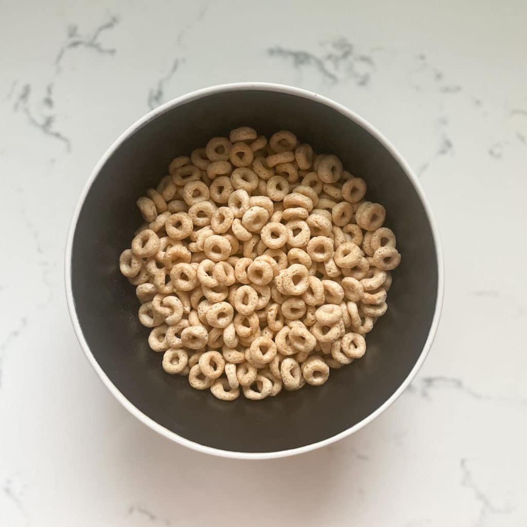 Plain Cheerios in bowl